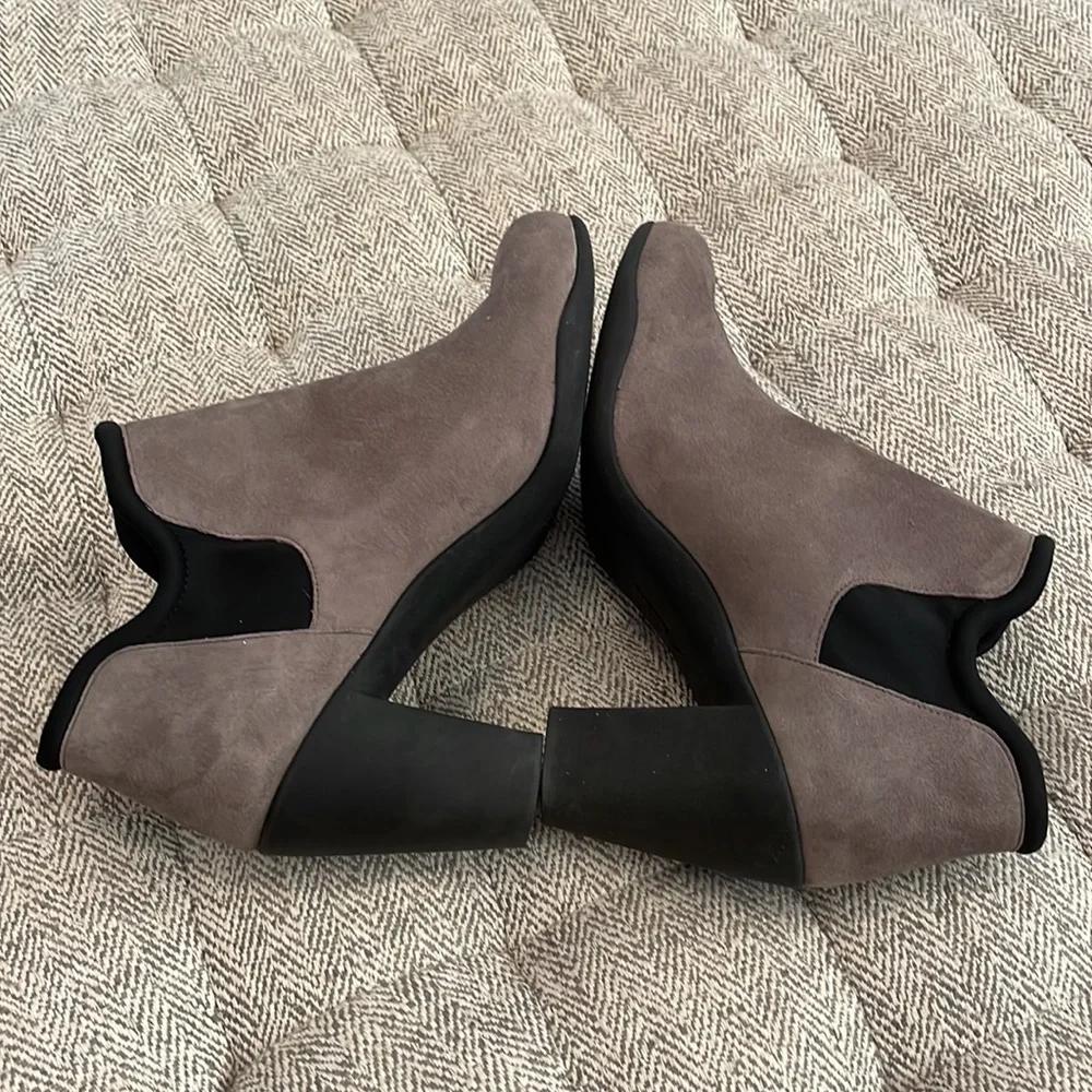 Clarks Artisan ankle boots size 7.5 W